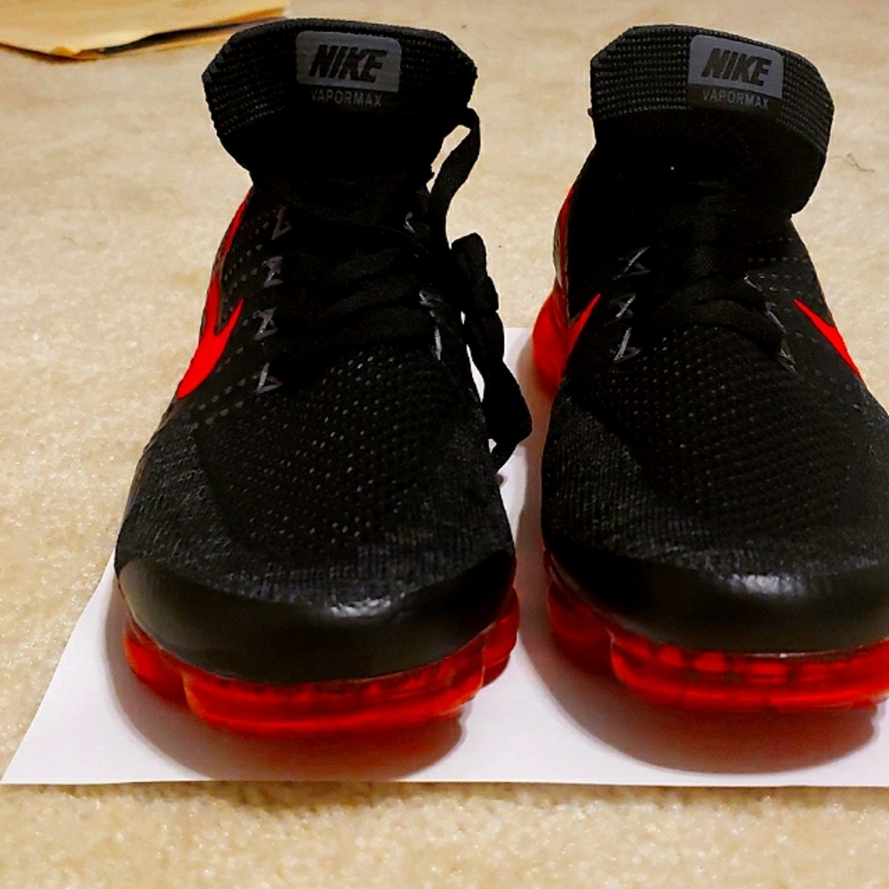 RARE  Brand New RED/BLACK Nike Vapormax SIZE 10